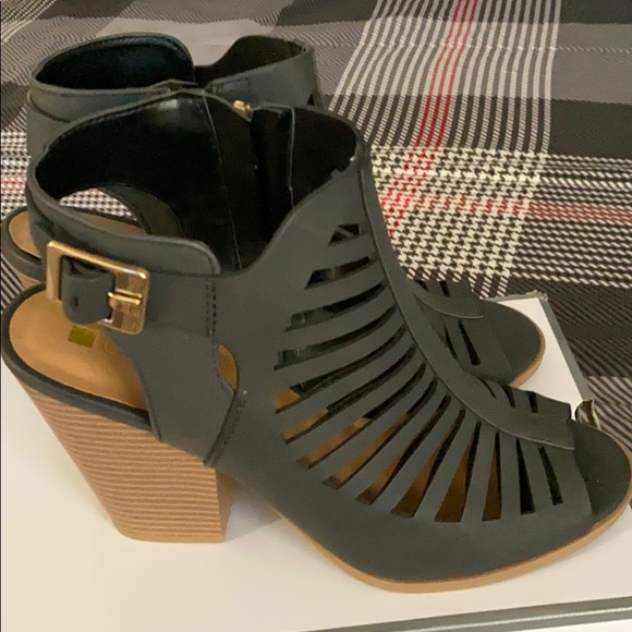 Heels - Picture 2 of 5